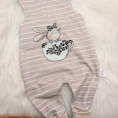 Strampler Hase in der Tasse 0-3 Monate