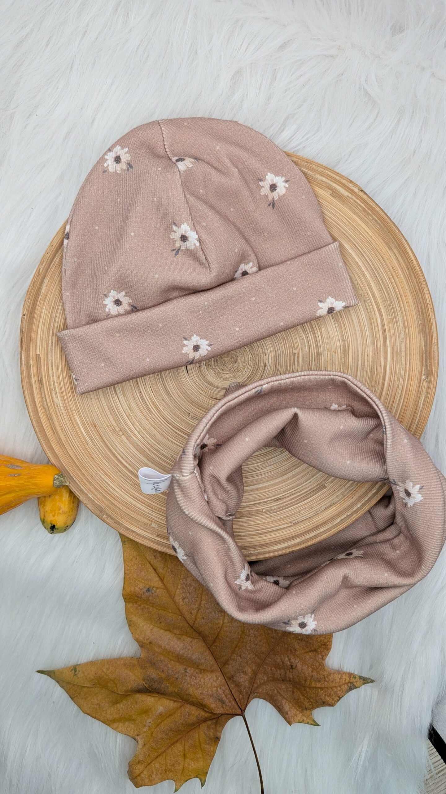 weiße Blüten Ripp-Beanie mit Loop KU 52 cm – Bild 2