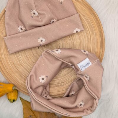 weiße Blüten Ripp-Beanie mit Loop KU 52 cm