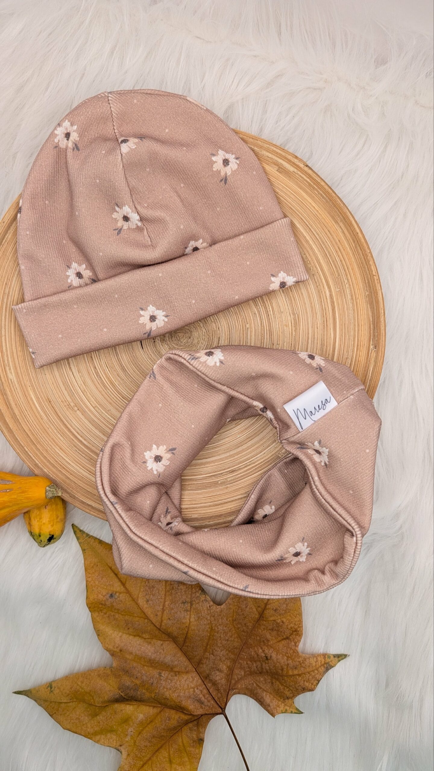 weiße Blüten Ripp-Beanie mit Loop KU 52 cm