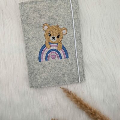 U-Heft Hülle Filz Regenbogen Bär