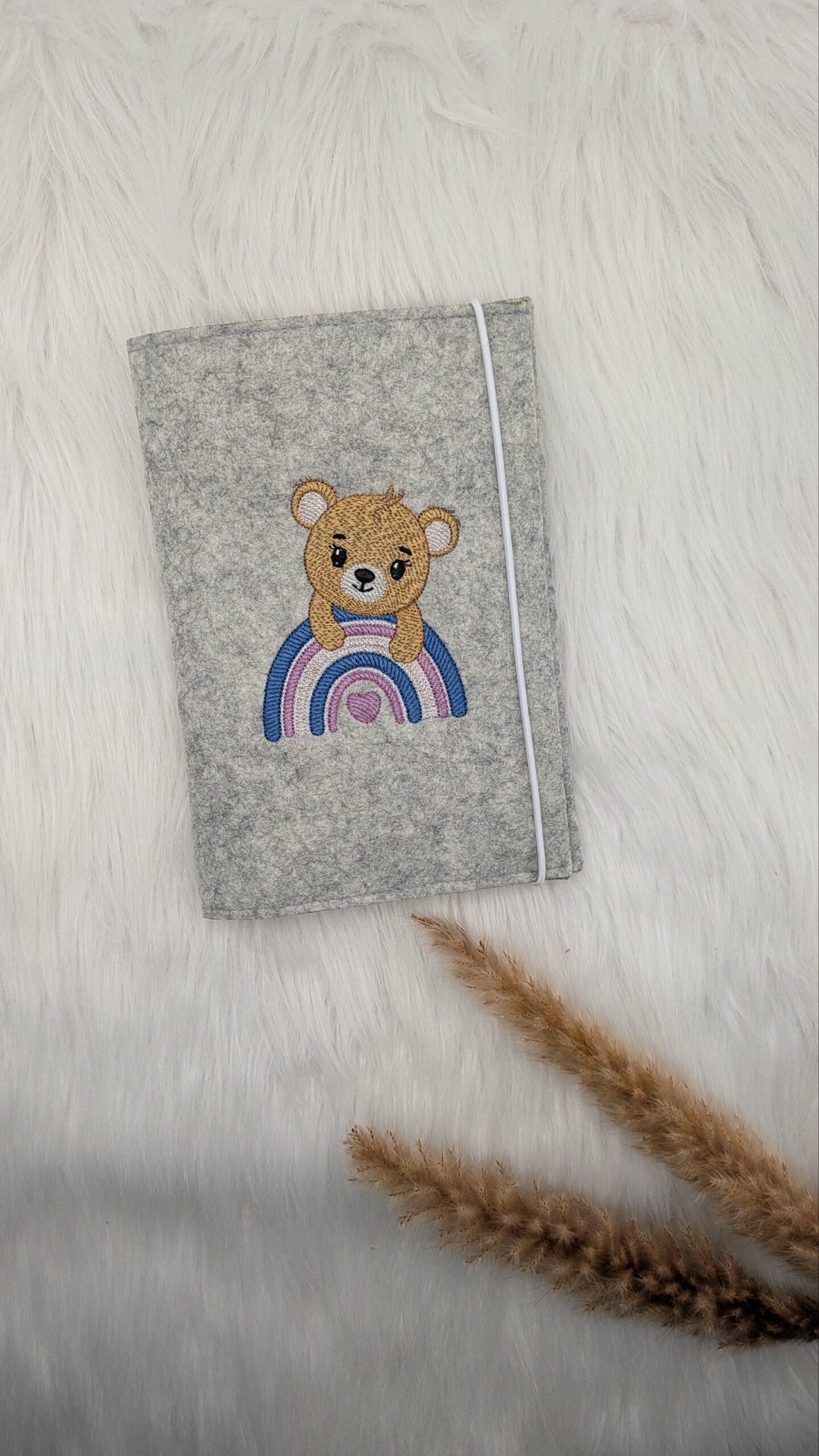 U-Heft Hülle Filz Regenbogen Bär